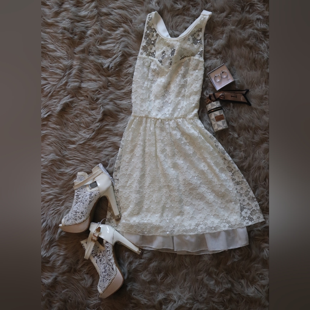 Closet Closeout Sale!  Elegant White Lace Dress By Papaya NWT